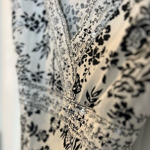 Summery B&W floral, v-neck flowy skirt. Below knee. EU 40. Bought in Paris! - Picture 4 of 4